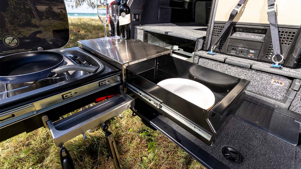 Detailansicht ARB Campingküche im geschlossenem Geländewagen
