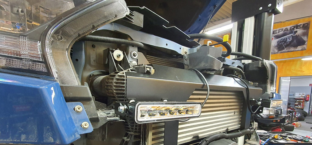 Montage eines OSRAM Zusatzscheinwerfers SX180-SP in der Fahrzeugfront eines Ford Rangers