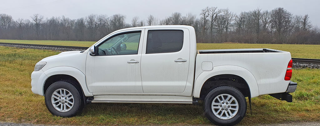 Toyota Hilux mit OME Fahrwerk, Spurverbreiterung und Unterfahrschutz